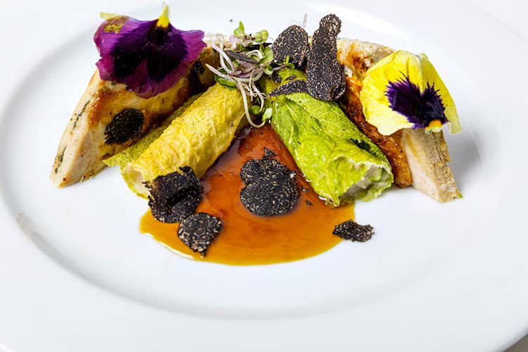 Faraona croccante e morbida con involtini di verza, fagioli cannellini e tartufo nero pregiato (Fettuccine preparate a domicilio 
Alfredo alla Scrofa pronto a partire)