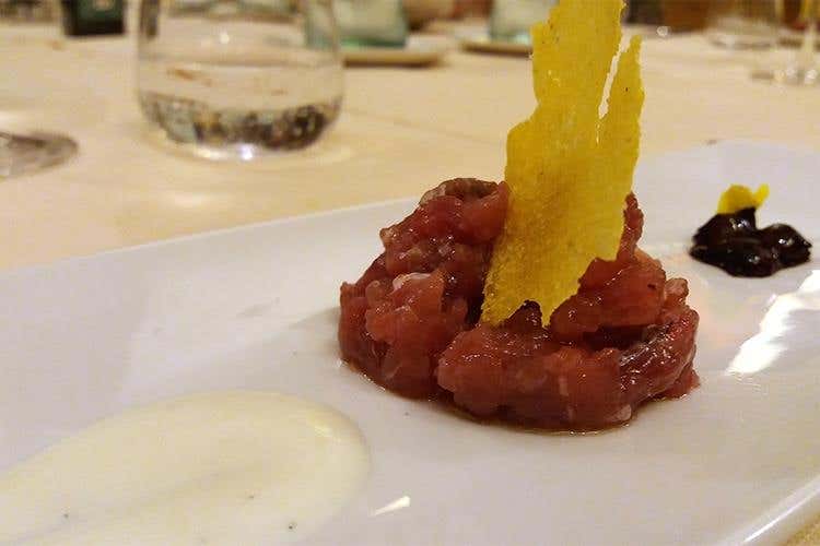 Tartare di tonno rosso, mirtilli, balsamico, crema di bufala alla vaniglia e chips di mais (Alessandro Paonessa, Mariva)
