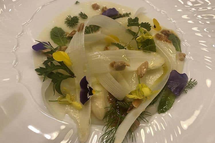 Asparago bianco di Bassano, cotto e crudo, condimento di mandorle e menta (“Fiola” dagli Usa al Marriott Venice 
Solo cucina italiana per Trabocchi)