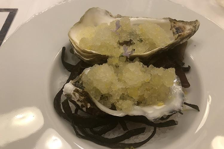 Ostrica Fin de Claire, granita a limone e alghe di mare (“Fiola” dagli Usa al Marriott Venice 
Solo cucina italiana per Trabocchi)