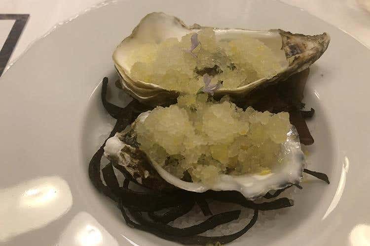 Ostrica Fin de Claire, granita a limone e alghe di mare (“Fiola” dagli Usa al Marriott Venice 
Solo cucina italiana per Trabocchi)