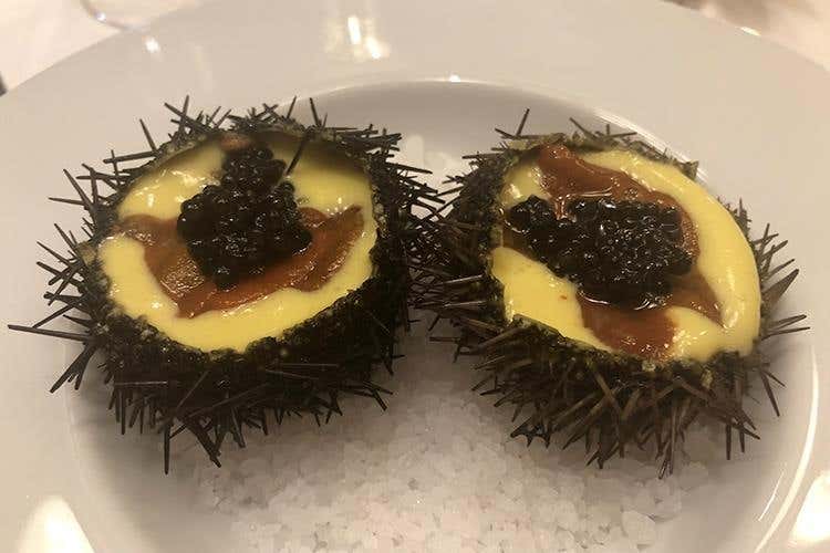 Ricci di mare, caviale Calvisius e una speciale maionese (“Fiola” dagli Usa al Marriott Venice 
Solo cucina italiana per Trabocchi)
