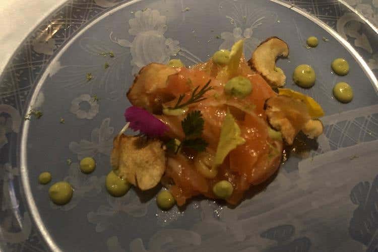 Salmone marinato agli agrumi e alle erbe mediterranee, servito con maionese al plancton, confettura di mela verde e sedano rapa, guarnito con chips di topinambur