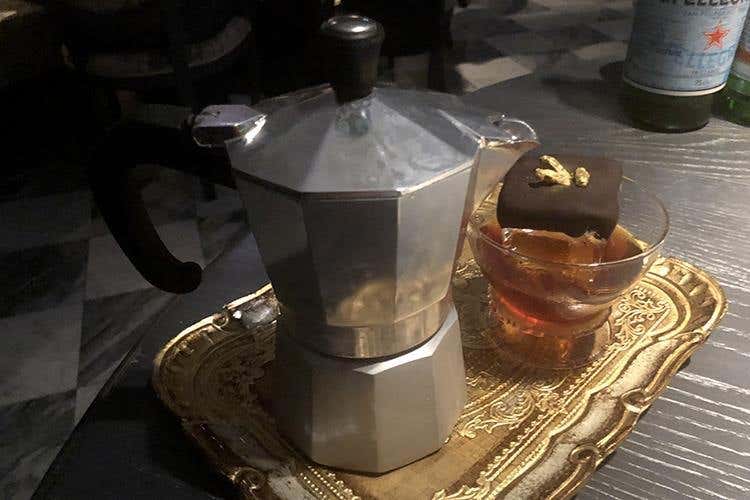 Moka dei pazzi è una moka stretta a freddo, raffreddata con del ghiaccio secco e servita con cioccolato e insetti 
