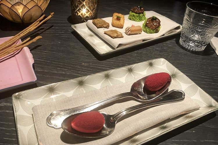 Lampredotto su spugna di basilico con salsa barbeque; Pecorino di Pienza impanato; Cannolo di pasta brick ripieno di tartare di manzo, amaranto fritto e salsa al lampone; Pasta brick con piedino di porco