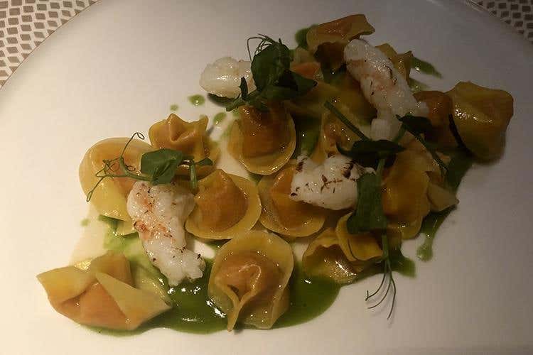 Tortello, classico, ripieno di pappa al pomodoro con scampi sottovuoto cotti a bassa temperatura, erbe aromatiche e salsa verde di erbe aromatiche, tè ed alghe