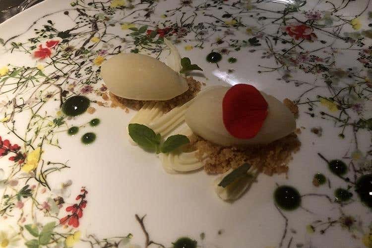 Crumble di mandorle con marmellata di cioccolato bianco profumata al limone, gelatina di basilico e gelato di mandorle