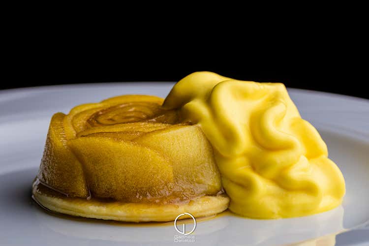 Tarte tatin alle mele golden e crema soffice ai fiori di cannella (La cucina di Fournier con vista Lo chef stellato a Ponte di Legno
