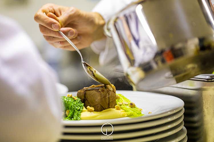Spalla d'agnello al caffè, ceci all'olio extravergine d'oliva e verze stufate alle nocciole (La cucina di Fournier con vista Lo chef stellato a Ponte di Legno