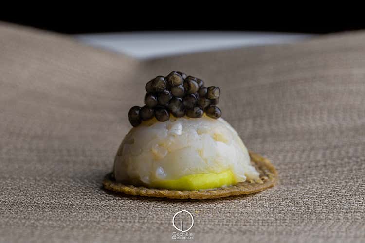 La Capasanta con avocado e caviale (La cucina di Fournier con vista Lo chef stellato a Ponte di Legno