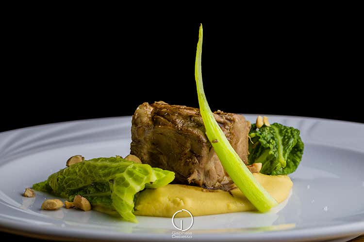 Spalla d'agnello al caffè, ceci all'olio extravergine d'oliva e verze stufate alle nocciole (La cucina di Fournier con vista Lo chef stellato a Ponte di Legno