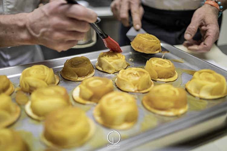 Tarte tatin alle mele golden e crema soffice ai fiori di cannella (La cucina di Fournier con vista Lo chef stellato a Ponte di Legno