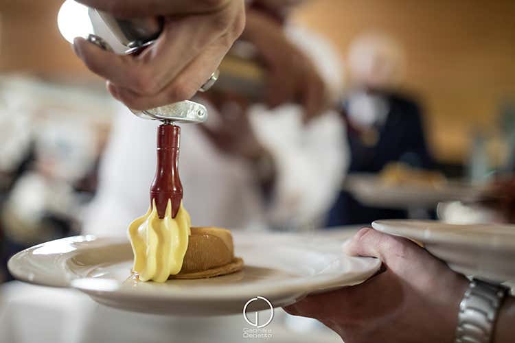 Tarte tatin alle mele golden e crema soffice ai fiori di cannella (La cucina di Fournier con vista Lo chef stellato a Ponte di Legno