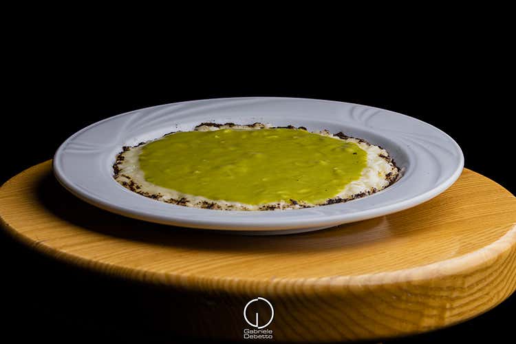 Riso Carnaroli mantecato alla tuma persa, carciofi e liquirizia (La cucina di Fournier con vista Lo chef stellato a Ponte di Legno