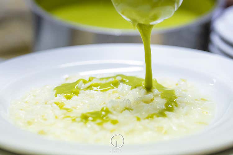 Riso Carnaroli mantecato alla tuma persa, carciofi e liquirizia (La cucina di Fournier con vista Lo chef stellato a Ponte di Legno