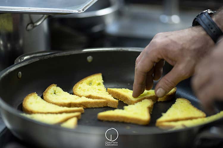 La Terrina di foie gras d'anatra in torchon al pepe verde di Sichuan e confettura di albicocche in preparazione (La cucina di Fournier con vista Lo chef stellato a Ponte di Legno