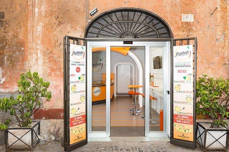 (Fryttatì, lo street food napoletano a Roma 
Timballi di pasta fritti per tutti i gusti)