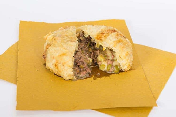 La Classica, con ragù alla bolognese (Fryttatì, lo street food napoletano a Roma 
Timballi di pasta fritti per tutti i gusti)