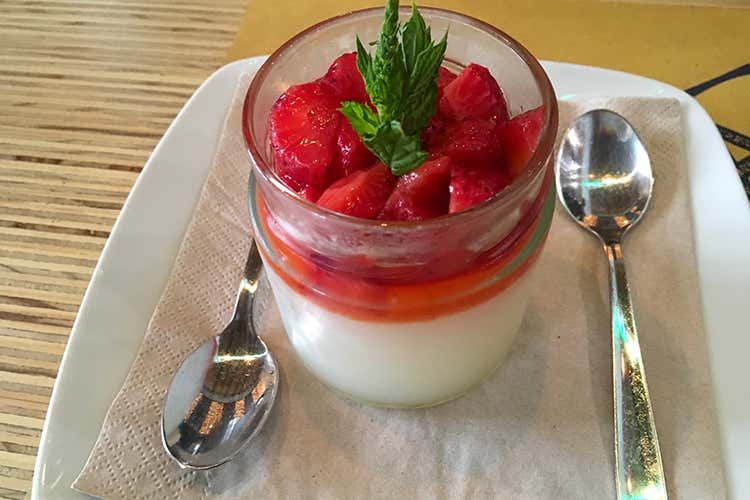 Gelo di limone con fragole (Fud Bottega Sicula 
Piatti semplici, ma di classe)