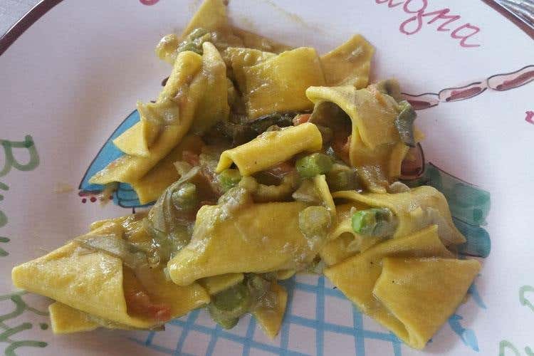 Stracci di pasta fresca in salsa di carciofi e asparagi (Genuino Del Duca svela i suoi vini 
nella terra degli Etruschi)