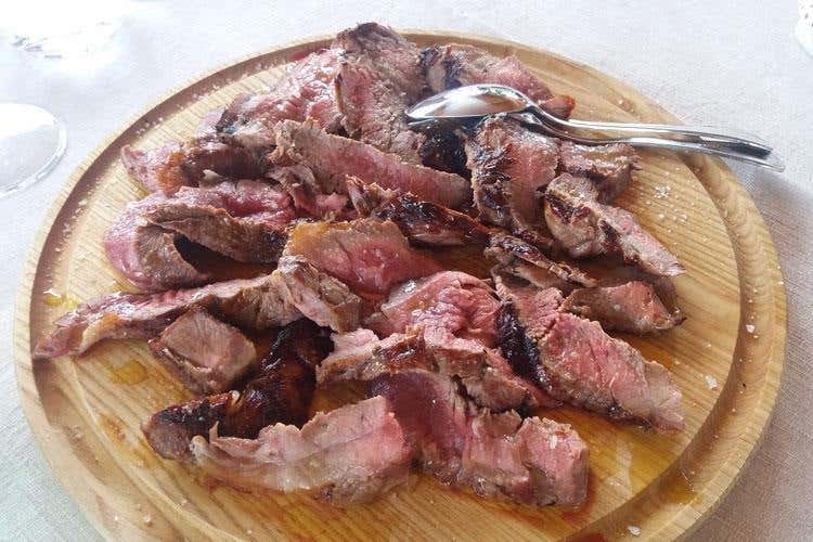 Tagliata di manzo (Genuino Del Duca svela i suoi vini 
nella terra degli Etruschi)