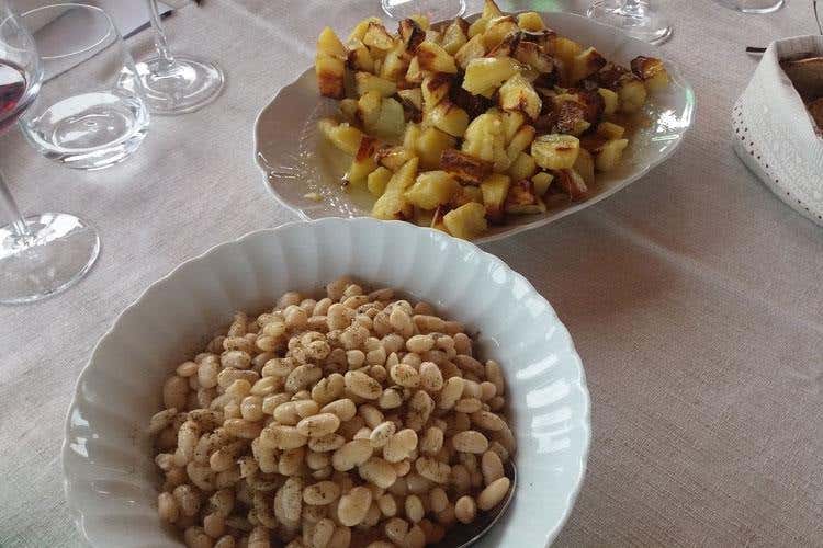 Fagioli cannellini e patate arrosto (Genuino Del Duca svela i suoi vini 
nella terra degli Etruschi)