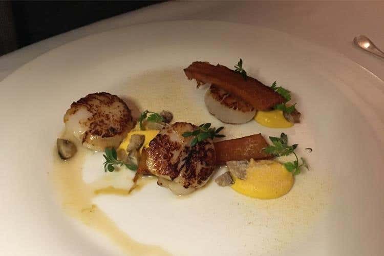 Fracosta di manzo alla brace, patate soffiate, raperonzoli, salsa al dragoncello - Giancarlo Morelli: «Un bravo cuoco è anche imprenditore e pensa al futuro» 