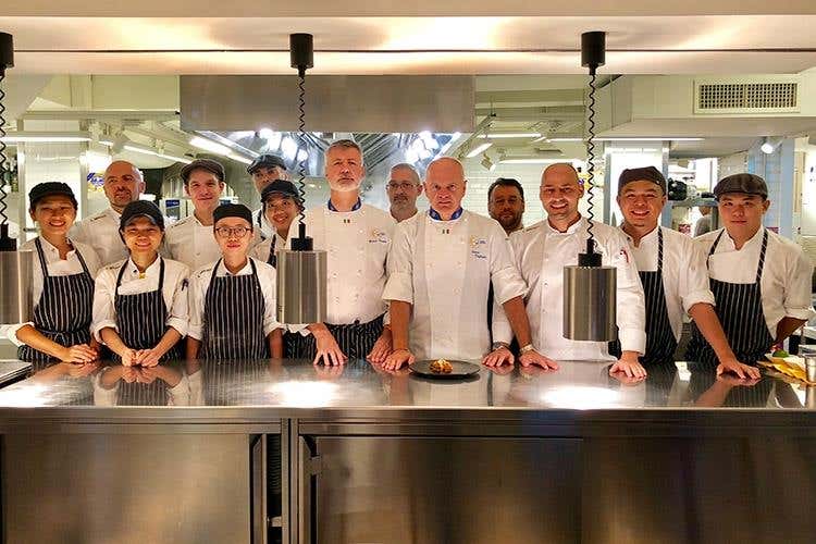 Gianni Tarabini ed Enrico Derflingher con tutto lo staff de Il Mercato (Gianni Tarabini da Derflingher a Taiwan 
Due serate a base di eccellenze italiane)