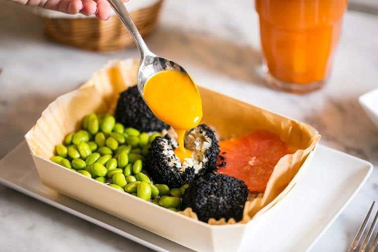 Cestino con polpette di petto di pollo biologico, semi di sesamo neri biologici, alga nori (Ginger Pantheon, viaggio nel gusto 
tra sapori mediterranei ed esotici)