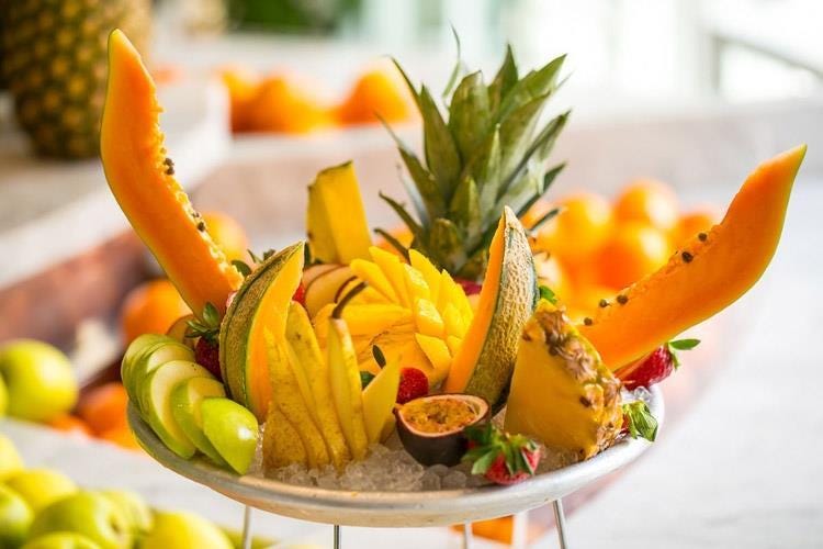 Selezioni di frutta tropicale e di stagione (Ginger Pantheon, viaggio nel gusto 
tra sapori mediterranei ed esotici)