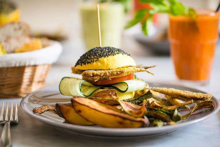 Burger con alici fritte in pastella intere, salsa di carote alla senape, cetrioli, pomodoro, mozzarella (Ginger Pantheon, viaggio nel gusto tra sapori mediterranei ed esotici)