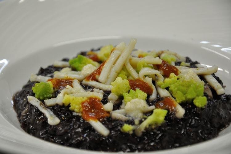 Riso nero integrale Gioiello al topinabur con broccoli romaneschi, calamari e spuntature (Giorgio Panzini e l’olio marchigiano 
Degustazione “guidata” con tre aziende)