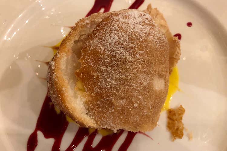 Bottone di millefoglie con crema chantilly e frutti rossi (Giri di Vite 
La filosofia di Tenuta Sant'Antonio)