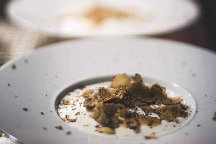 Uovo, radici e tartufo (Giuseppe Cereda e Angelo Sabatelli 
Cena a 4 mani firmata Chic)