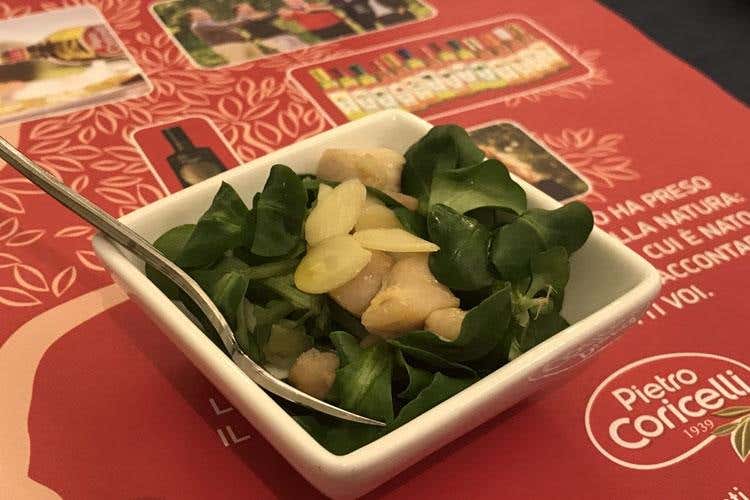 Insalata di pollo - (Gli italiani non rinunciano all'olio Il 72% ne utilizza un litro al mese