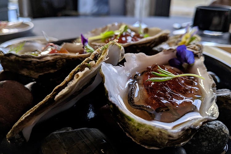 Ostriche con gel di tosatzu (Gong, non la solita cucina orientale 
Qui la qualità è un mix di influenze)