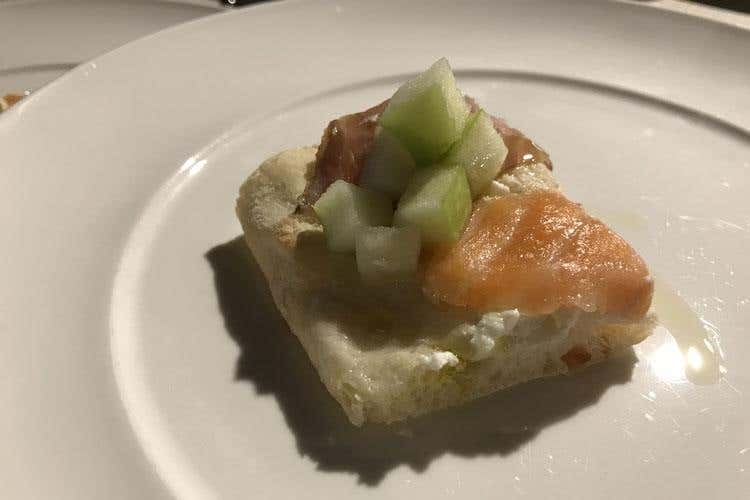 Scrocchiarella di riso venere con mousse di formaggio al limone, erba cipollina con salmone affumicato a caldo e veli mela verde (Gourmet Dinner Show Fic Anche Matteo Salvini al buffet di Roma