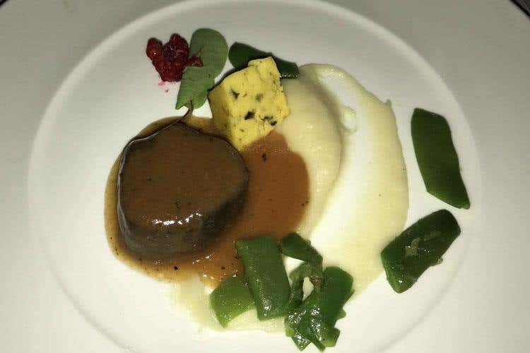 Medaglioni di manzo in lenta cottura, crema di sedano rapa, terrinetta di patate e funghi e taccole saltate (Gourmet Dinner Show Fic Anche Matteo Salvini al buffet di Roma
