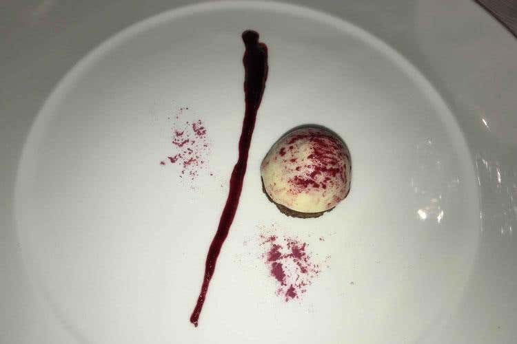 Sfera di alpigiana con cuore e glassa al ribes e morbidello al cioccolato (Gourmet Dinner Show Fic Anche Matteo Salvini al buffet di Roma