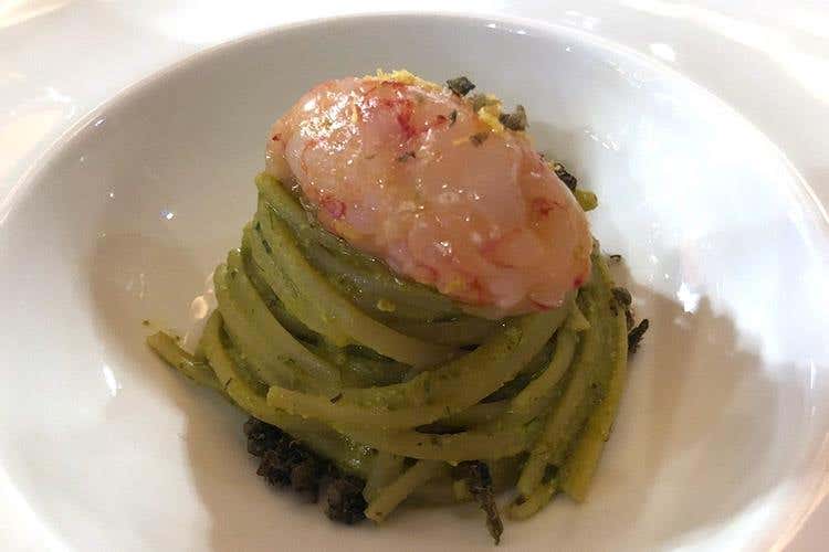 Le linguine con il pesto di pistacchio, gli agrumi, la tartare di gamberi e i capperi fritti (Grand Siècle di Laurent-Perrier 
Blend di tre annate, un equilibrio perfetto)