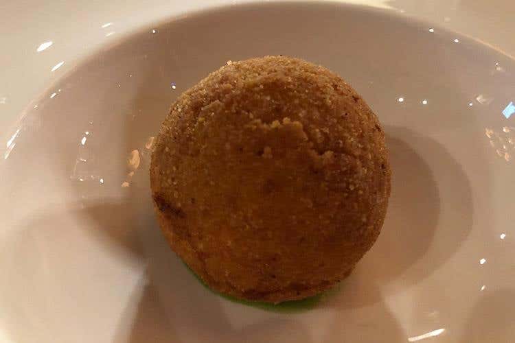 L’Arancina di riso gran riserva Gallo, le verdure in foglie, il primosae, le acciughe e i capperi (Grand Siècle di Laurent-Perrier 
Blend di tre annate, un equilibrio perfetto)