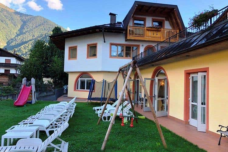 (Hotel Canada a Pinzolo 
Dall'America una storia trentina)