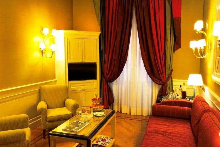 (Hotel Corona d'Oro 
4 stelle nel cuore della Bologna medievale)