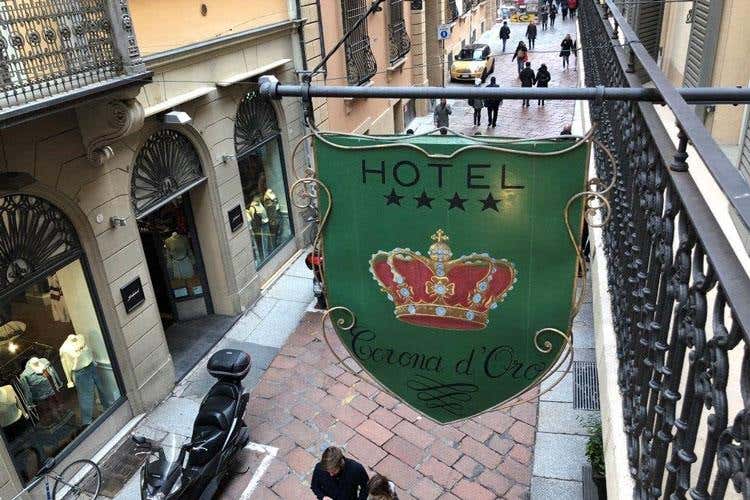 (Hotel Corona d'Oro 
4 stelle nel cuore della Bologna medievale)