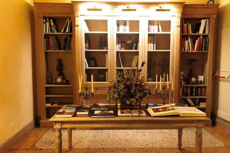 (Hotel Corona d'Oro 
4 stelle nel cuore della Bologna medievale)