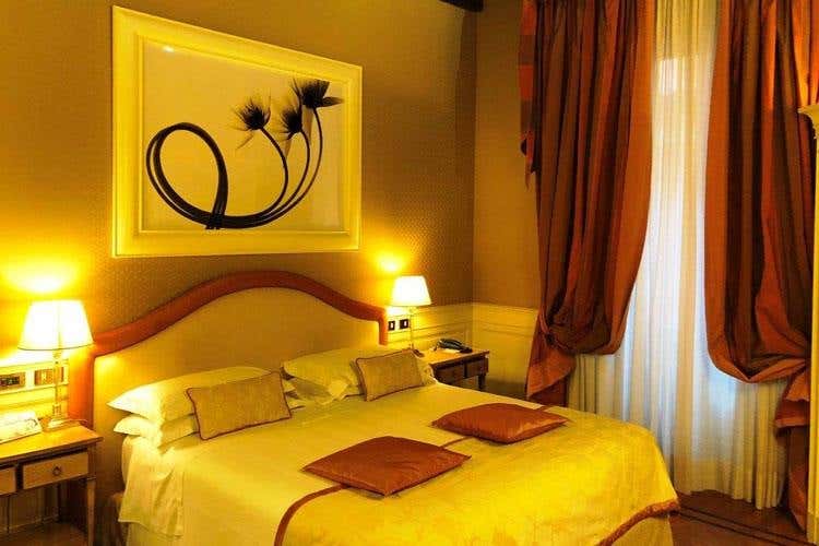 (Hotel Corona d'Oro 
4 stelle nel cuore della Bologna medievale)