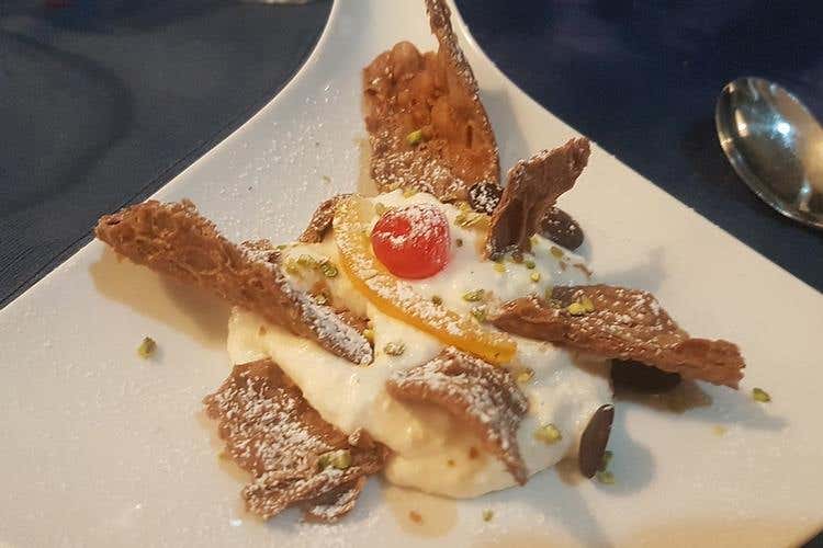 Dolce: cannolo scomposto con la crema di ricotta (Hotel La Battigia ad Alcamo Marina Una struttura unica nel paesaggio siciliano)