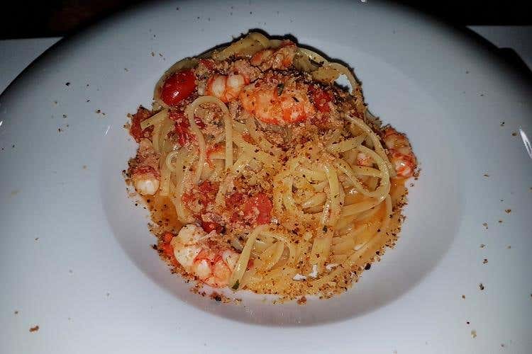 Primo: linguine con bottarga di tonno, gambero, pomodorino, mollica abbrustolita croccante (Hotel La Battigia ad Alcamo Marina 
Una struttura unica nel paesaggio siciliano)