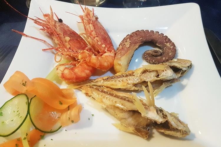 Antipasto: frittura di pesce del giorno (Hotel La Battigia ad Alcamo Marina 
Una struttura unica nel paesaggio siciliano)