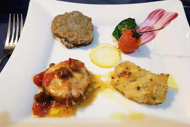 Antipasto: tris con polpetta di novellame di pesce, baccalà in mollica croccante, trancio di pesce in umido (Hotel La Battigia ad Alcamo Marina 
Una struttura unica nel paesaggio siciliano)